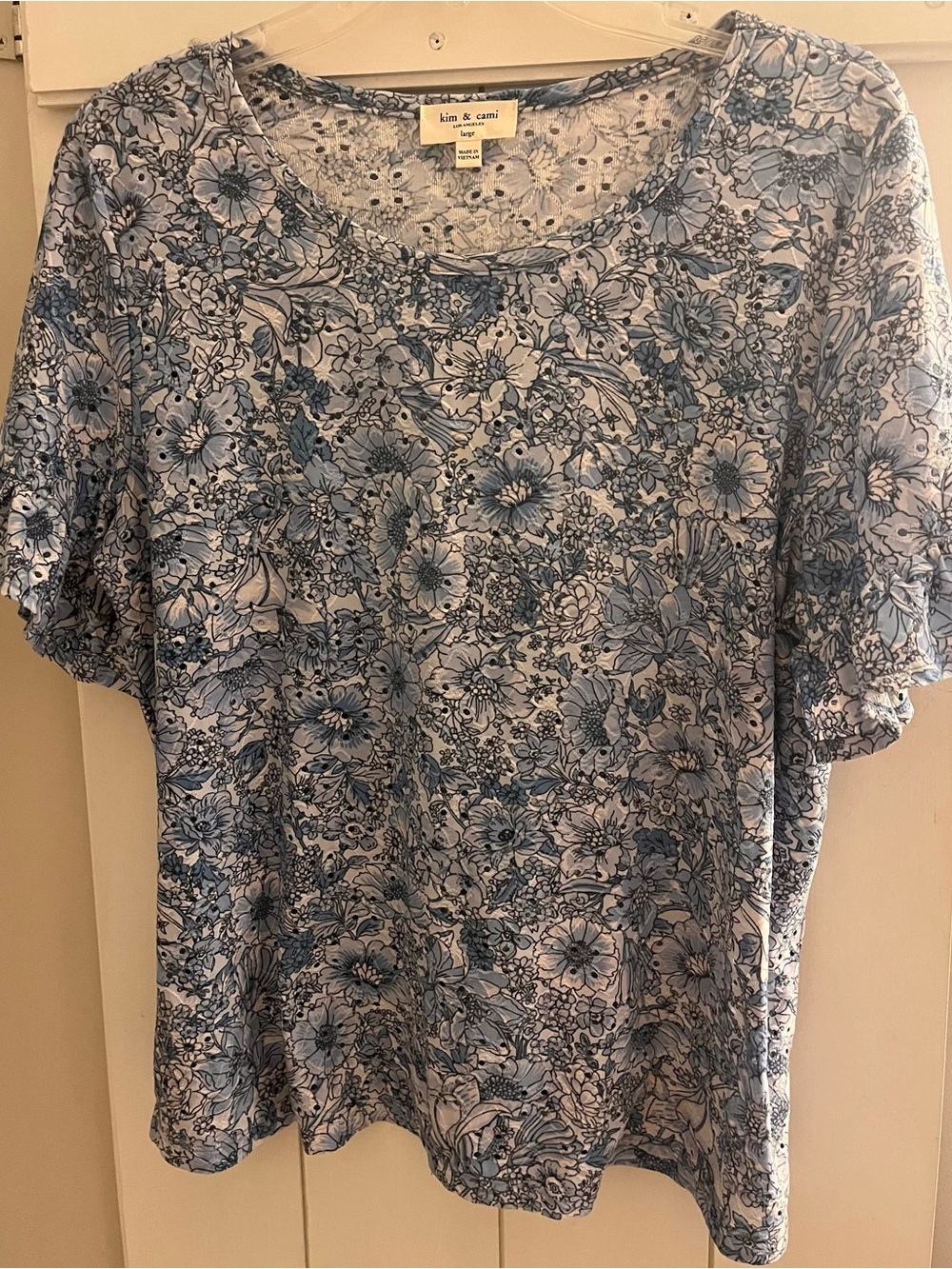 Kim & Cami Blue and White Floral Short Sleeve Tee